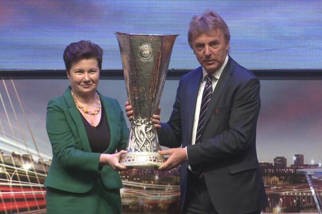 Zbigniew Boniek prezentuje puchar za zwycięstwo w Lidze Europy