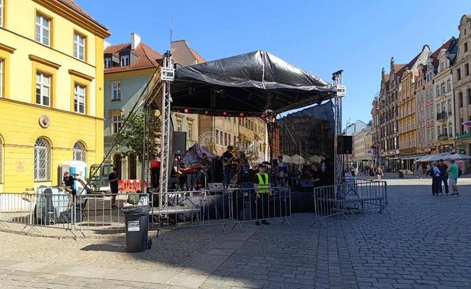 Gitarowy Rekord Świata 2024 we Wrocławiu rozpoczęty! Tak od samego rana wygląda teraz Rynek 