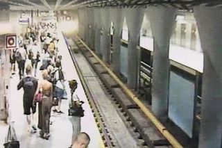 Próbował wepchnąć kobietę pod pociąg metra. Szokujące sceny w Warszawie