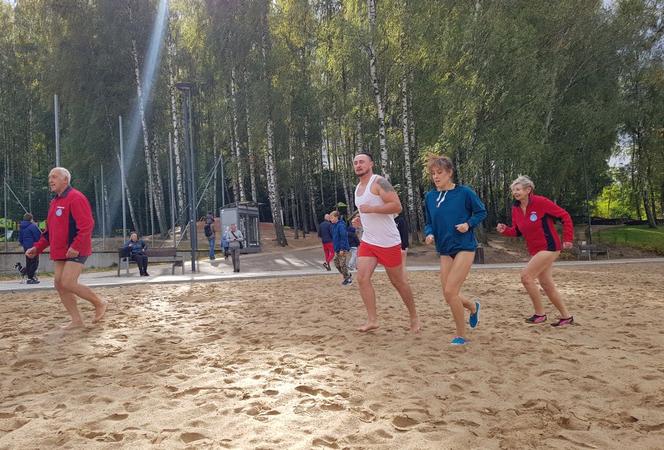 W Olsztynie pierwsza kąpiel w nowym sezonie. Morsy w CRS Ukiel