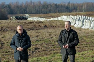 Premier odwiedził Tarczę Wschód. Zobaczył pierwszy wybudowany odcinek 
