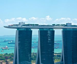 Na dachu hotelu Marina Bay Sands w Singapurze mieści się basen na dachu. Infinity pool o długości 150 metrów rozciąga się na wysokości 57. piętra