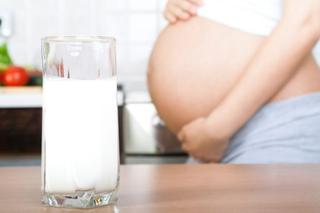 Picie mleka w ciąży może zapobiec stwardnieniu rozsianemu u dziecka