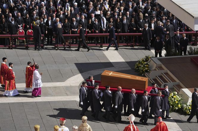 Zaczął się pogrzeb papieża Franciszka. Jedna z największych takich ceremonii w historii
