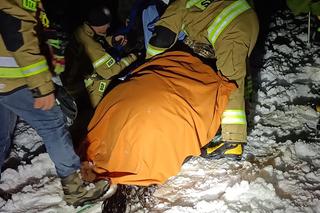 Koń wpadł do skutego lodem stawu. Konieczna była pomoc strażaków