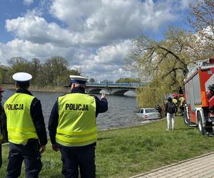 Samochód dryfował w jeziorze. Policja szukała właściciela