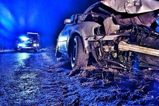 Rozbity volkswagen porzucony na drodze. Policja szuka uciekiniera!