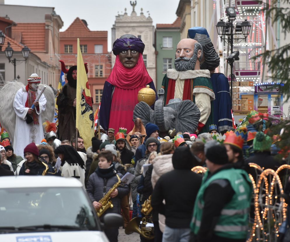 Orszak Trzech Króli 2023 w Toruniu. Efektowne figury, piękne kolory i aktywiści o dramacie uchodźców