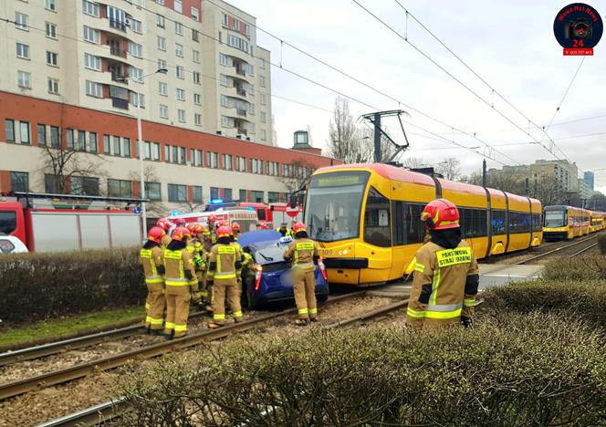 Taksówka z pasażerem zmieciona przez rozpędzony tramwaj! Groźny wypadek w centrum Warszawy