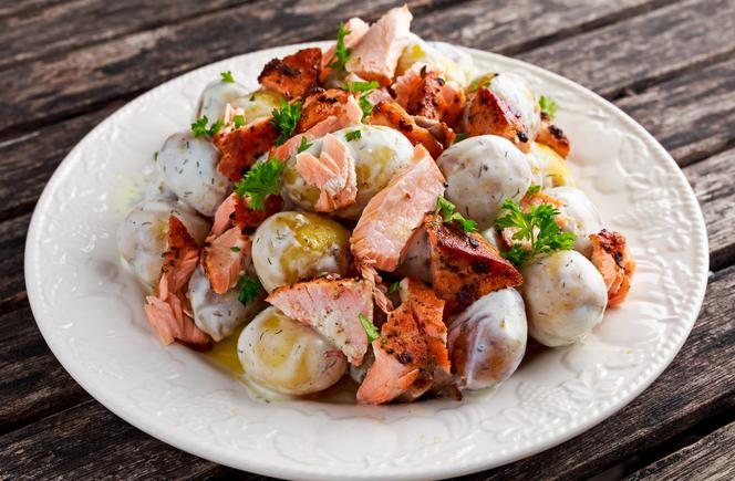 Brzuszki łososia z ziemniakami i sosem jogurtowym - pyszna sałatka na ciepło