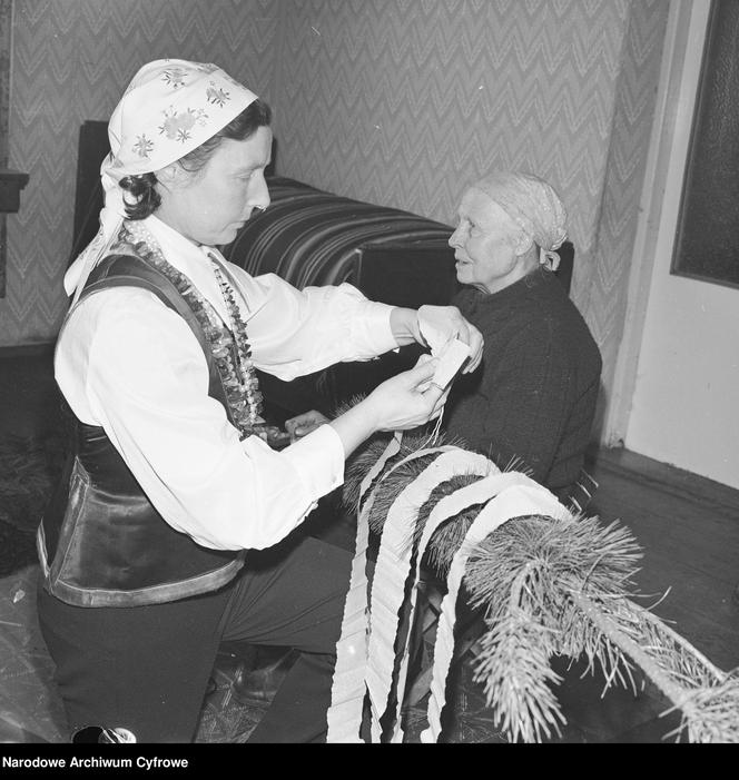 Kobiety robią kurpiowską palmę wielkanocną (1979)