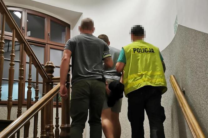 Policjanci z Chełmży zatrzymali 26-letniego dilera. Urządzili nalot na jego dom
