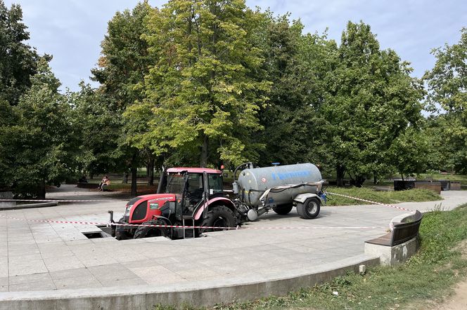 Traktor z beczkowozem uszkodził fontannę w parku Szymańskiego 