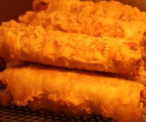 Parówki w cieście naleśnikowym z patelni: łatwy przepis na oszczędny i sycący posiłek