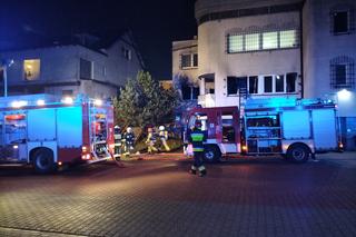 Pożar w Skokach. Z płonącego mieszkania wyniesiono mężczyznę