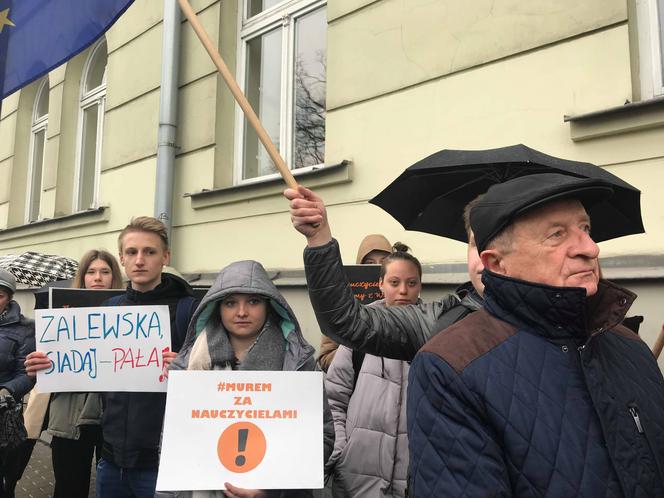 „Kuratorium do roboty”, „Zalewska, nie zdałaś”. Strajk uczniów w Lublinie