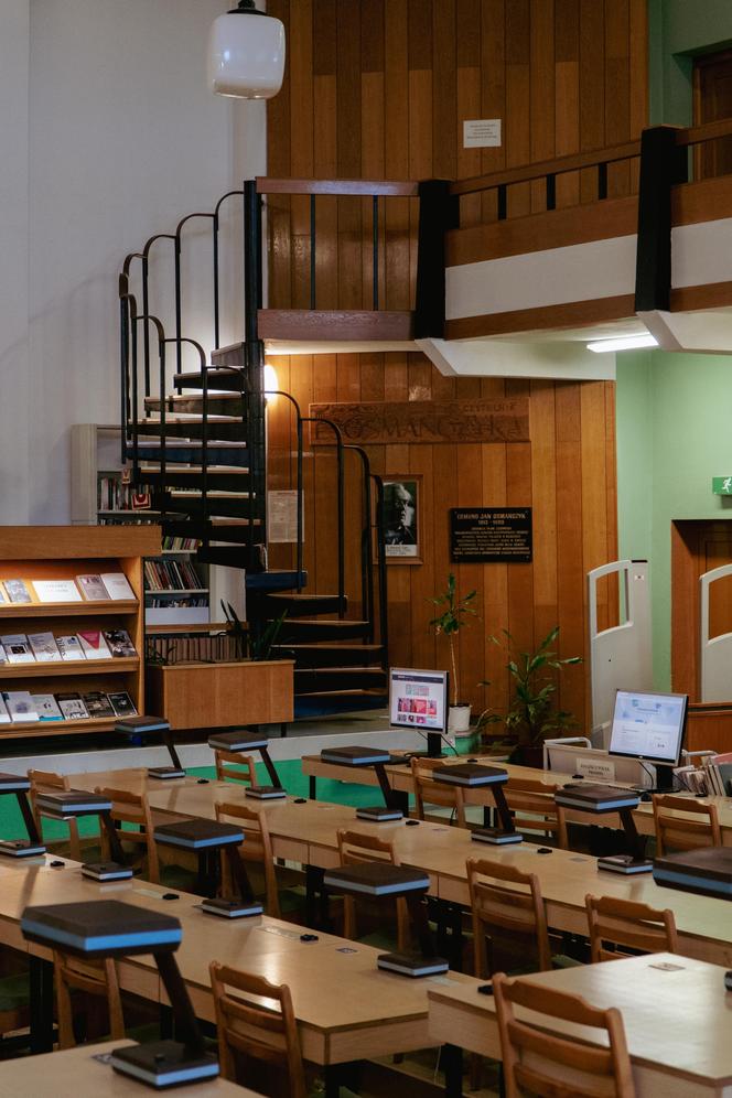 Biblioteka Uniwersytetu Opolskiego - zdjęcia. Zobacz zachowane wnętrza z lat 70.