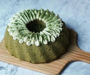 Nie tylko matcha latte. Podpowiadamy, jak jeszcze wykorzystać tę herbatę w kuchni