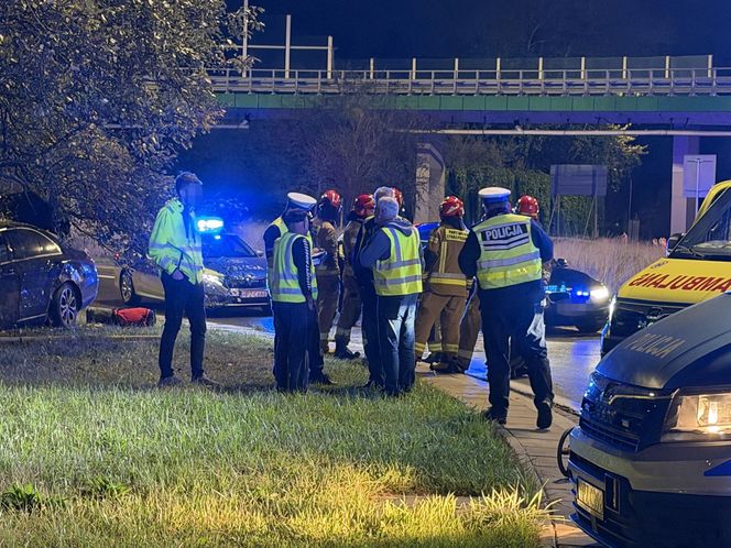 Kierowca Mercedesa pod wpływem wjechał w filar wiaduktu, odbił się i huknął w drzewo