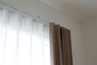 Wyciśnij do miski i namocz zszarzałe firanki. Wybielająca kąpiel sprawi, że będą śnieżnobiałe i pachnące. Pranie firanek