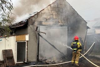 Dąbrowa Tarnowska: Pożar auta elektrycznego. Garaż i pojazd spłonęły