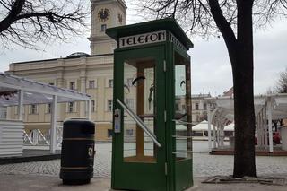 Przy wejściu na Rynek w Lesznie stanęła budka telefoniczna