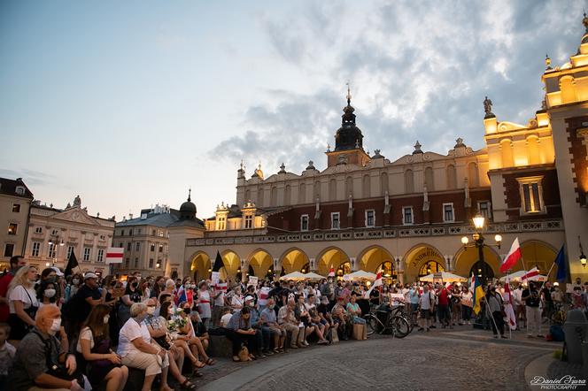 Manifestacja Białorusinów na rynku w Krakowie. "Precz z Łukaszenką!"