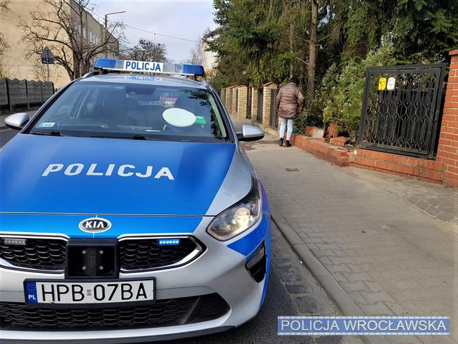 Potrącił pieszych na chodniku i staranował ogrodzenie. Pijany kierowca szalał 