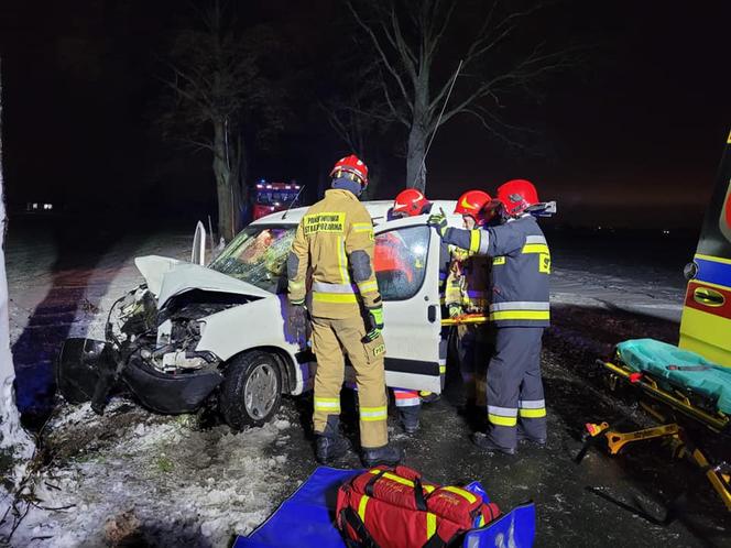 Poważny wypadek pod Chełmżą. Wypadł z drogi i uderzył w drzewo