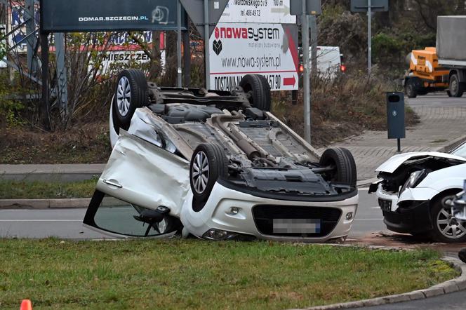 Wypadek na ul. 26 Kwietnia w Szczecinie. Dachował samochód