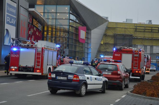 Dźgał ludzi nożem w galerii handlowej. Teraz wyszedł na wolność