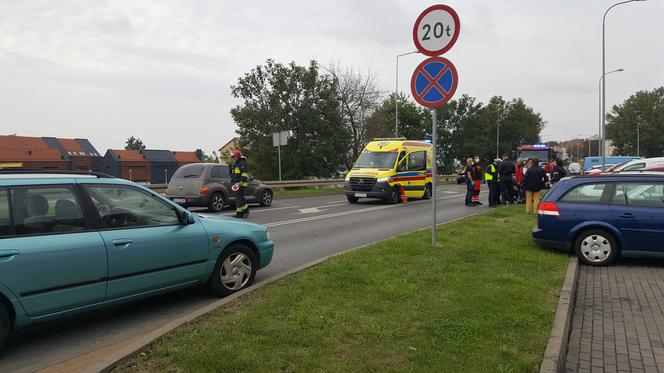 Kolizja drogowa na ulicy Portowej w Grudziądzu. Samochód osobowy zdarzył się z motorowerem