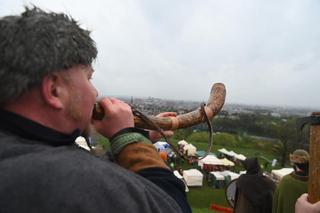 Deszczowe Święto Rękawki w Krakowie. Wojowie zagościli pod kopcem Krakusa 