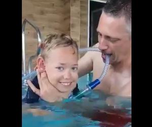 Dla tego 12-latka niemożliwe nie istnieje! Z respiratorem pływał w basenie [WIDEO]
