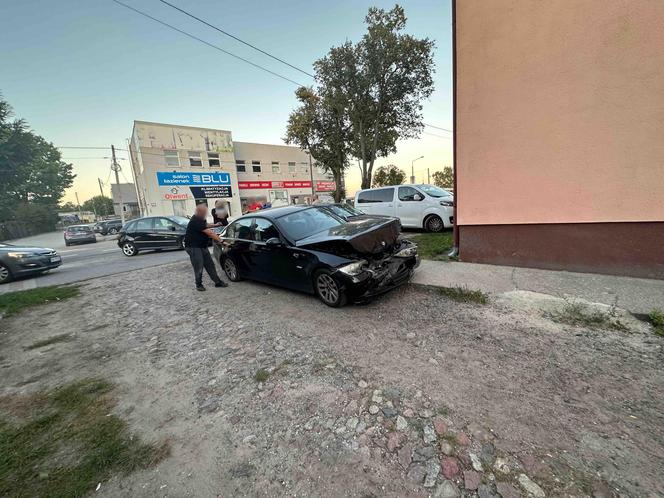 Pijany policjant w BMW staranował mercedesa