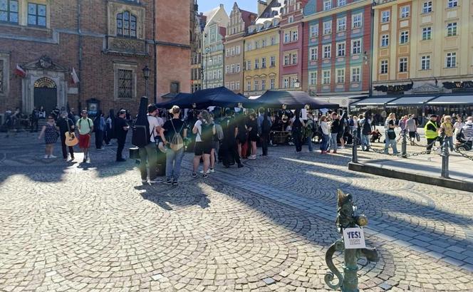 Gitarowy Rekord Świata 2024 we Wrocławiu rozpoczęty! Tak od samego rana wygląda teraz Rynek 