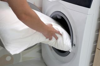 Pani z pralni radzi, by poduszki prać w ten sposób. Zmieszaj dwa niedrogie składniki, a żółte plamy znikną. Sposób ba pranie poduszek