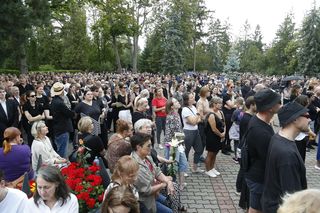 Fani i artyści żegnają Joannę Kołaczkowską. Pogrzeb artystki na Powązkach [ZDJĘCIA]