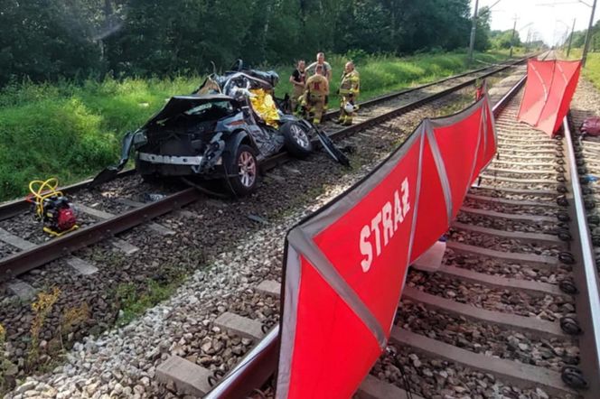 Osobówka wjechała pod pociąg w Wielkopolsce. Cztery osoby nie żyją!