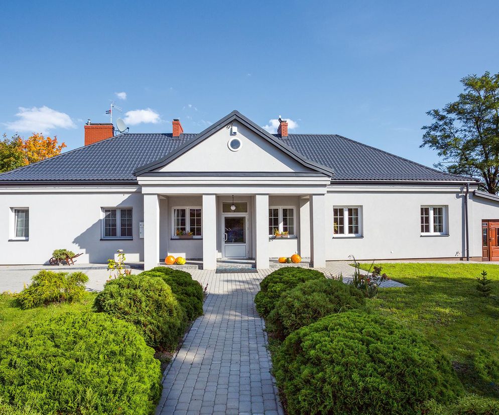 Zamieszkali w starej opuszczonej szkole. Przypominała dworek i po remoncie wygląda przepięknie