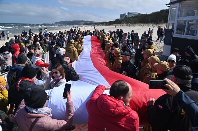 Najdłuższa flaga narodowa w Polsce mierzy ponad 2 km 700 metrów. To nowy rekord Polski!