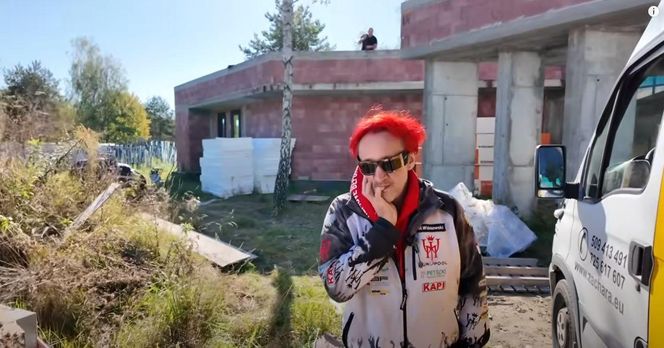 Michał Wiśniewski na budowie swojego domu