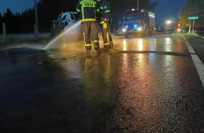 Fatalne skutki wyprzedzania! Uderzone auto stanęło w płomieniach. Zginęła jedna osoba