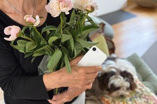 Ten telefon pokocha każda mama. Przeczytaj, dlaczego iPhone 16e to idealny prezent na Dzień Matki 