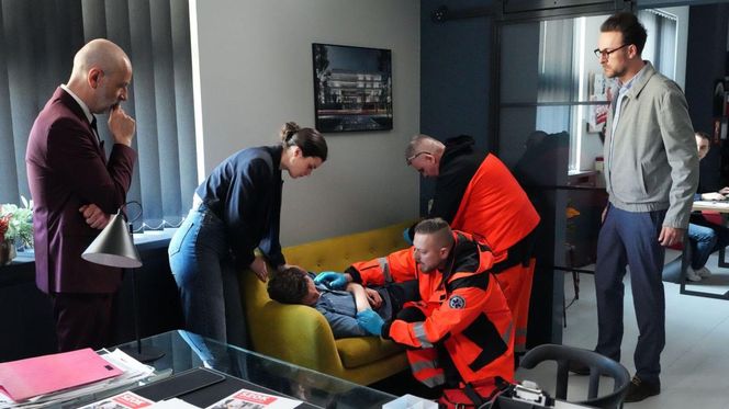 Barwy szczęścia odc. 3231. Błażej Modrzycki (Piotr Ligienza), Weronika (Maria Świłpa), Kornel Jezierski (Jakub Bohosiewicz) 