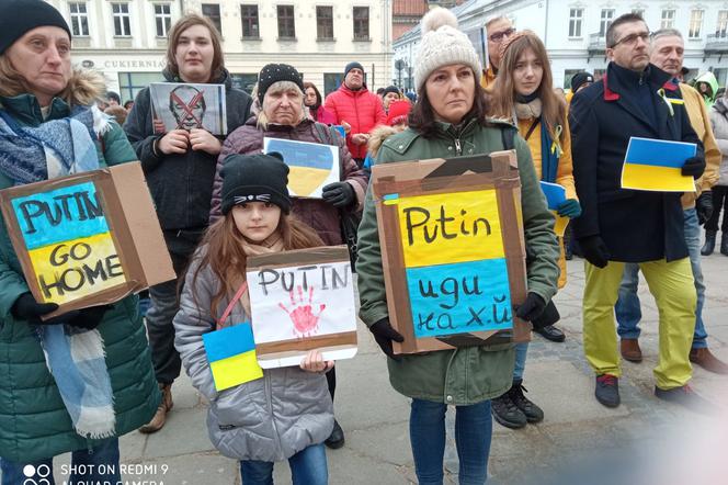 Manifestacja na nowosądeckim rynku przeciwko wojnie na Ukrainie