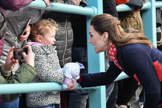 Księżna Kate PRZEPROSIŁA małą dziewczynkę za to, że... NIE WYGLĄDA, JAK KOPCIUSZEK!