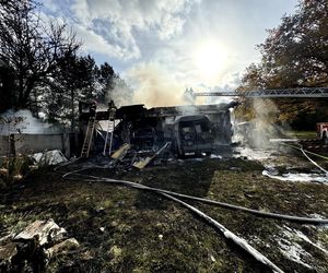 Łódź. Ogromny pożar garażu. Spłonęło kilkanaście pojazdów [ZDJĘCIA].