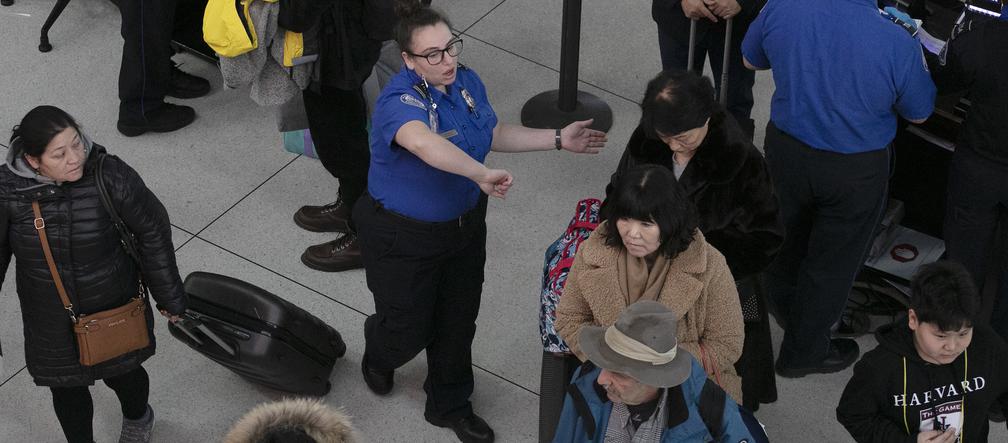 Paraliż korkuje lotniska