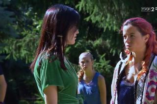 Barwy szczęścia, odcinek 1990. Magda (Natalia Sierzputowska), Mia (Maria Ruddick)